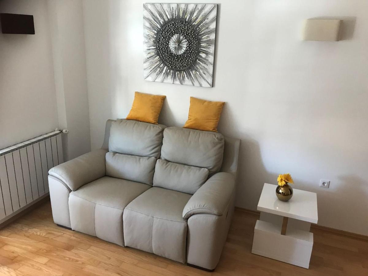 Apartment Angela With Private Garage Slot PUY 외부 사진