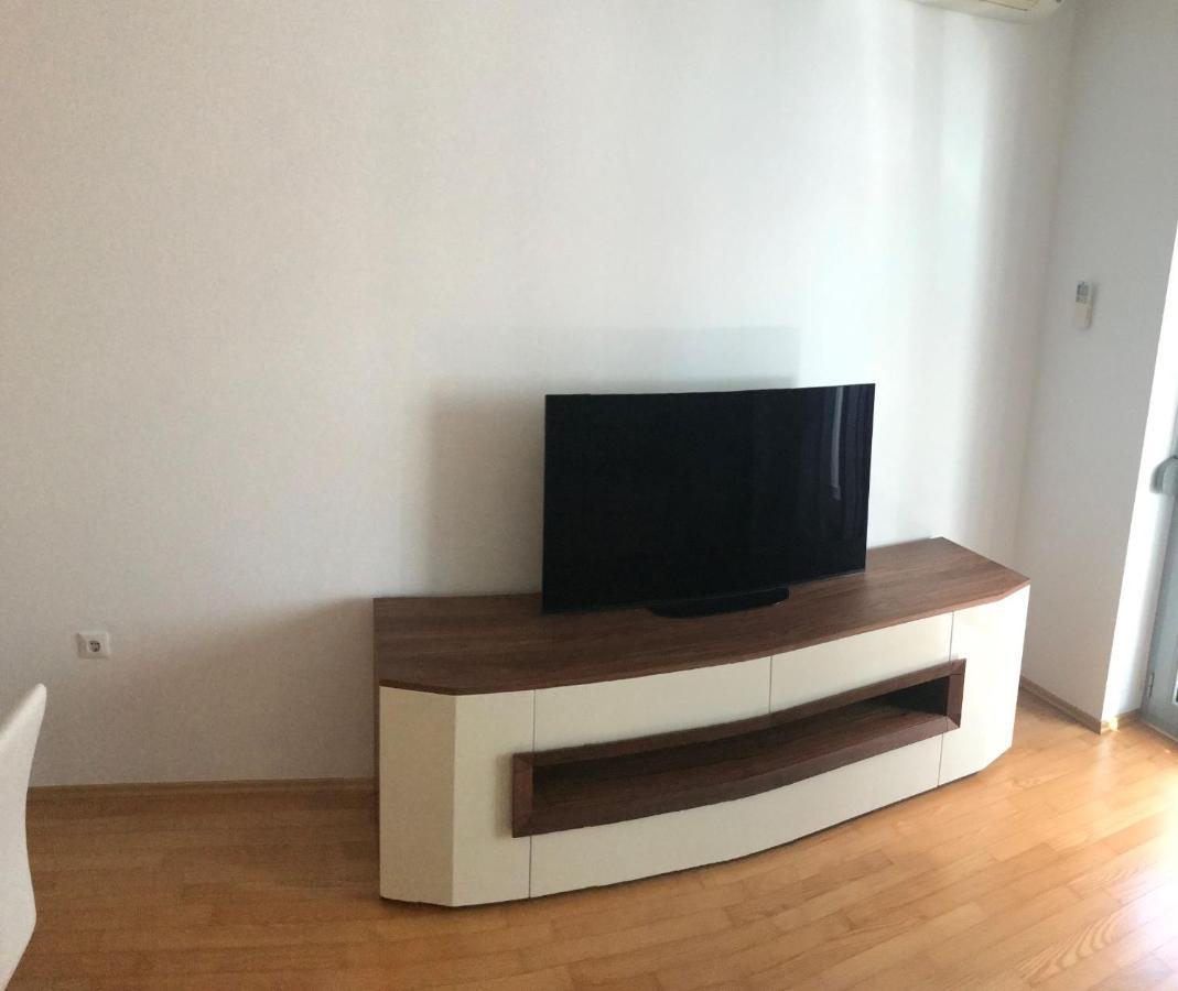 Apartment Angela With Private Garage Slot PUY 외부 사진