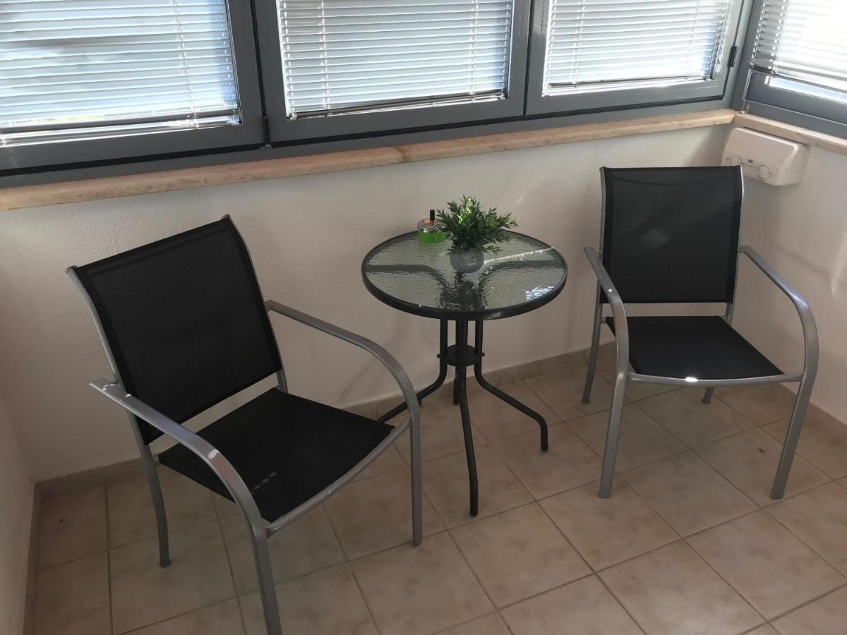 Apartment Angela With Private Garage Slot PUY 외부 사진